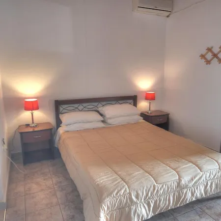 Anna لياباديس